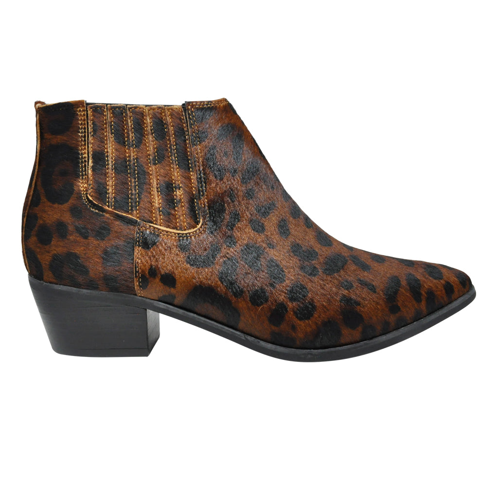 Bota Cano Curto Lia Line Onça Pelo - Ousadia e Estilo