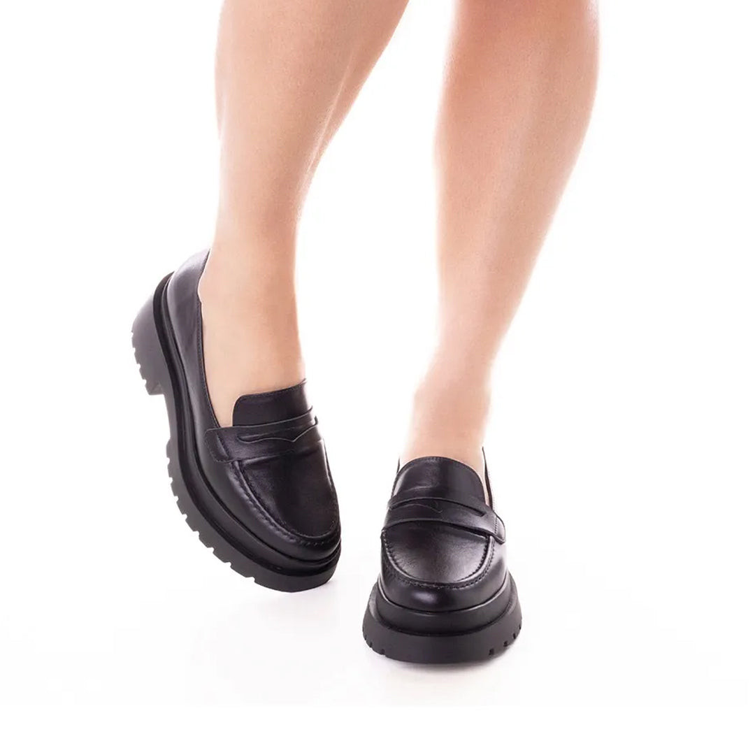 Mocassim em Couro Preto com Solado Lia Line